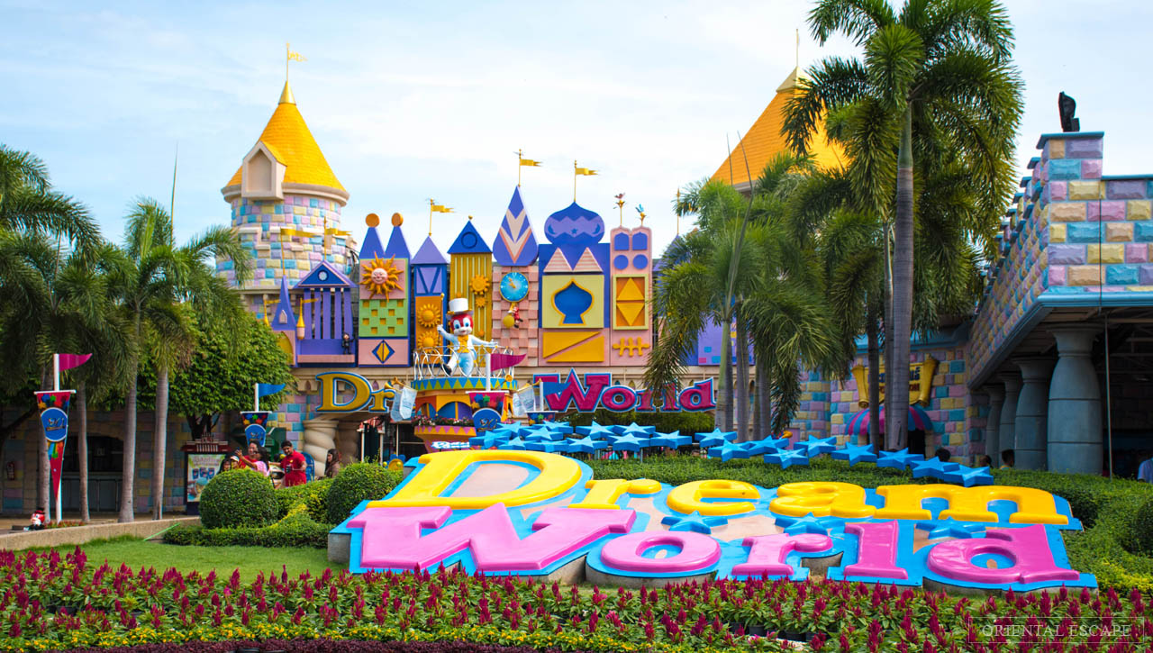 Dream World: Admission + Super Visa (All Rides) + Snow Town + Buffet Lunch